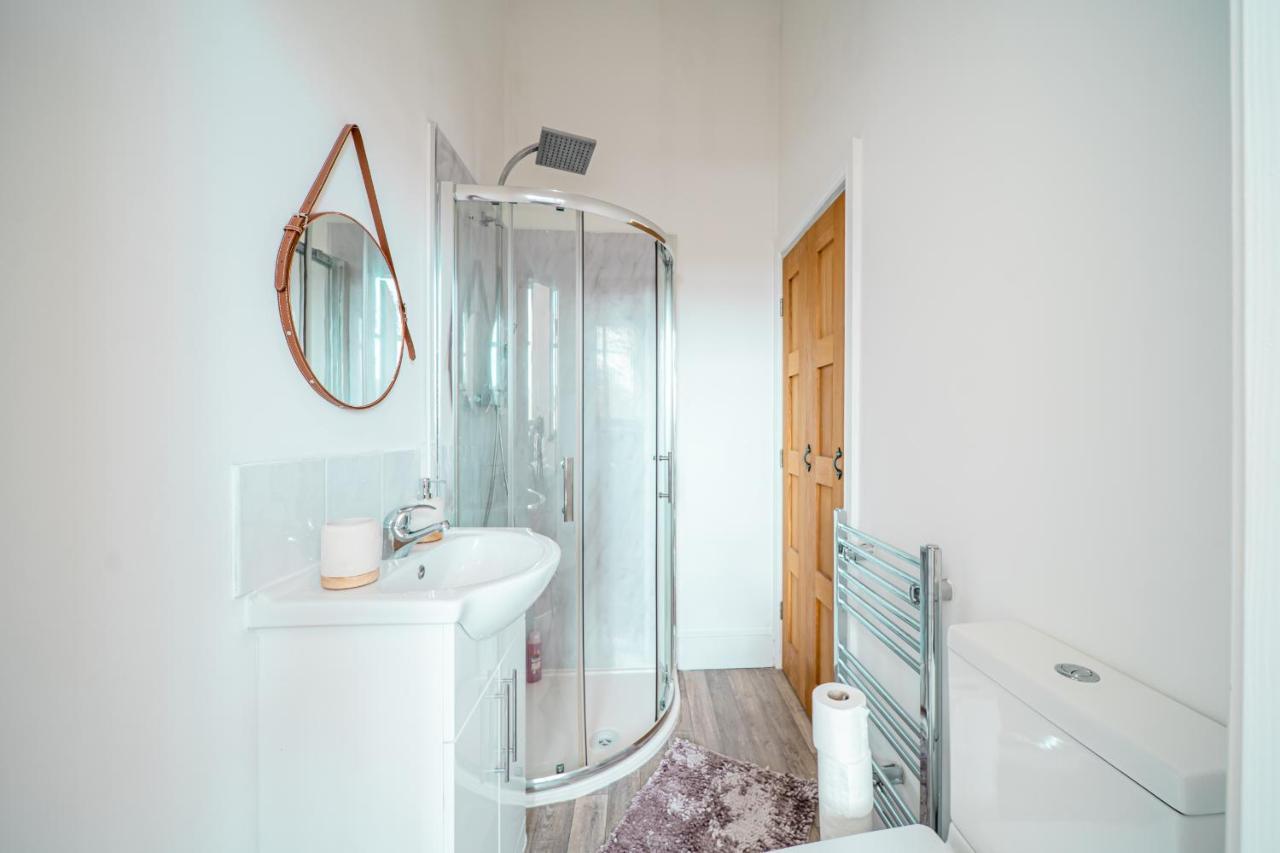 Cozy 1-Bedroom Apartment In The Heart Of Barnsley Town Centre Exterior foto